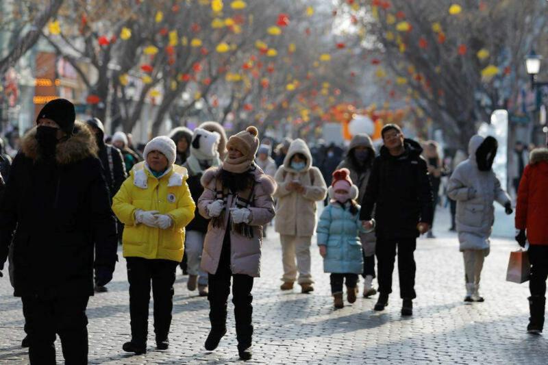 中国连锁经营协会的研究显示,中国48.6万家奶茶店2023年的销售额预计将增长40%。图为黑龙江省会哈尔滨市一条人来人往的街道。(路透社)