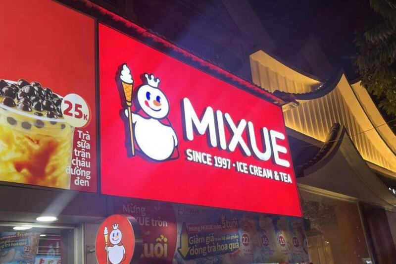 蜜雪冰城2023年在越南的门店数量突破1000家,是蜜雪冰城在海外市场最大的据点之一。(商业时报)