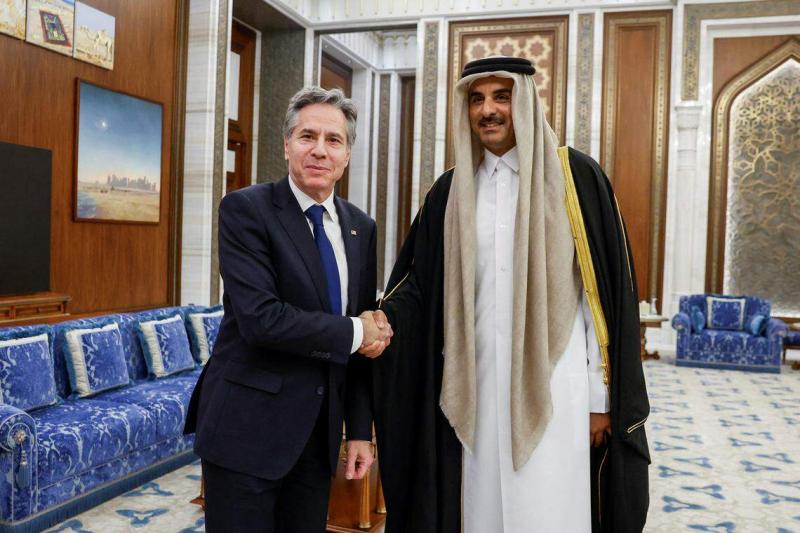 布林肯(左)星期一到卡塔尔卢塞尔宫,会见卡塔尔埃米尔塔米姆,这是他五天中东访问行程的其中一站,此行旨在缓和中东紧张局势,防止以哈冲突扩散。(路透社)