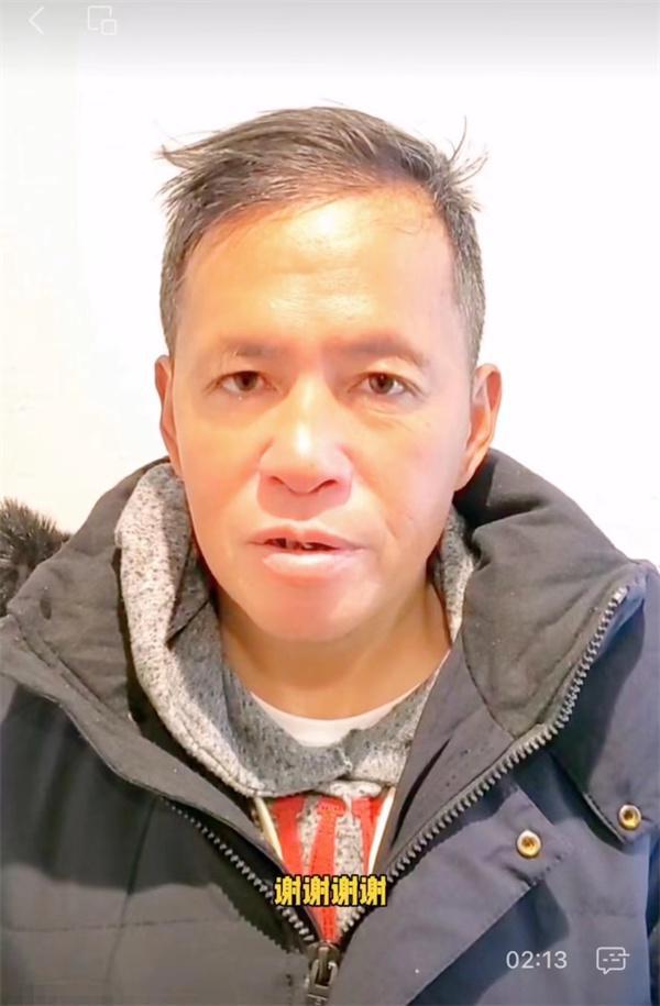 孙卫东星期天在采访视频首发者“王探长在纽约”上传的视频中出镜感谢关注和帮助他的人们。视频中的他已换上新衣剪了头发。(互联网)