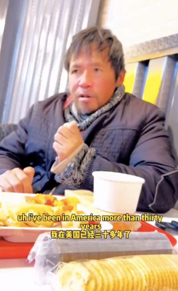 这名流浪汉说,他在美国待了30多年,但超过一半的时间都在流浪中度过。(视频截屏)