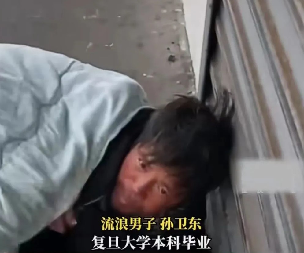 这名流浪汉被博主发现时,头发杂乱、衣衫褴褛,躺在脏兮兮的被子里在纽约的大街上避寒。(互联网)