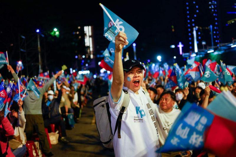 民众党内部预估,由于总统候选人柯文哲的基本盘由大量年轻人、中间选民撑起,胜选关键将系于年轻人的投票意愿,只要30岁以下青年投票率冲破八成五,就有望胜选。图为民众党1月7日在高雄举办的造势活动。(路透社)