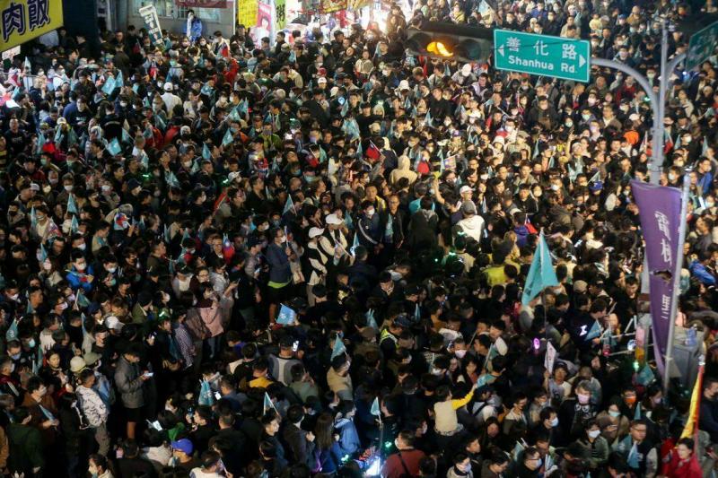 学者分析,民众党的弱势在于组织动员能力,但几场造势活动下来可以发现,参与人数破万比率很高,气势已经起来。图为民众党1月6日在台中举办的造势活动。(法新社)