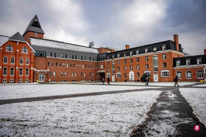 下午察:等不到加拿大签证的中国学生