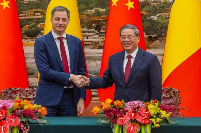 比利时首相德克罗(左)星期五(1月12日)与中国总理李强会面。(德克罗X平台)