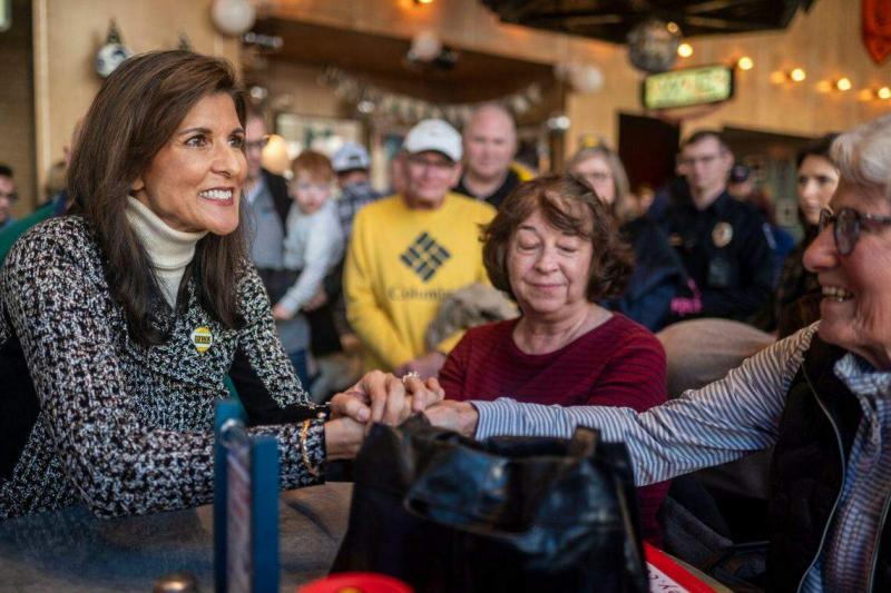 曾任州长和美国常驻联合国代表的黑利是共和党唯一女参选人。她的势头愈发强劲,在新罕布什尔州民调中与特朗普的差距已缩小至个位数,但在全国民调中仍落后他50个百分点。(彭博社)