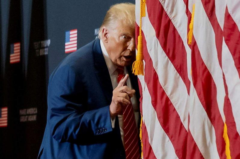 美国前总统特朗普1月6日在艾奥瓦州举行的竞选活动上模仿对手拜登,并假装思绪混乱,嘲笑拜登年纪大。(路透社)