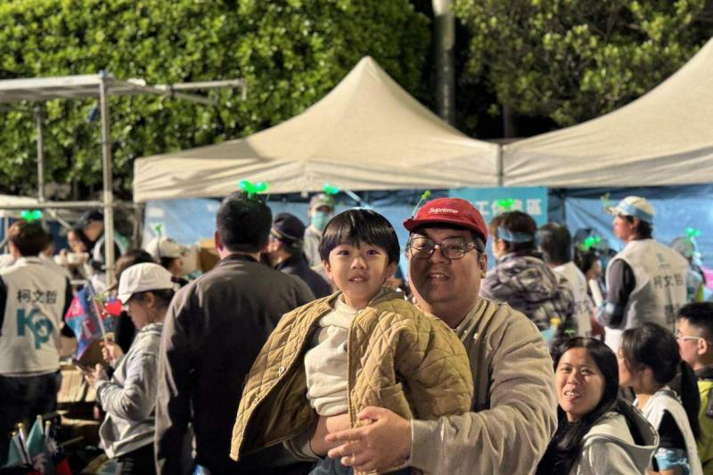 台湾民众党星期五(1月12日)晚间举办选前之夜造势活动,现场支持者目测以50岁以下群体为多,且有不少年轻夫妻带着孩子一同参加。(缪宗翰摄)