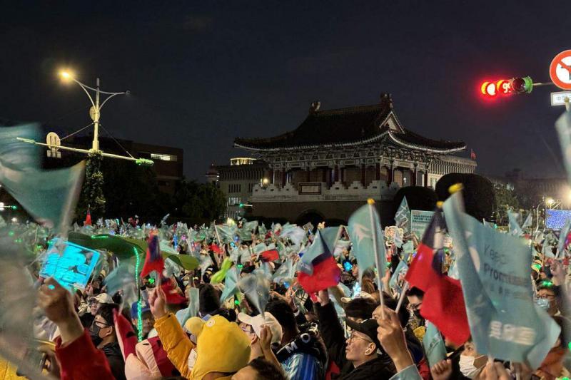 台湾民众党星期五(1月12日)晚间在台北凯达格兰大道举办选前之夜造势活动,宣称现场有35万人参与。(缪宗翰摄)