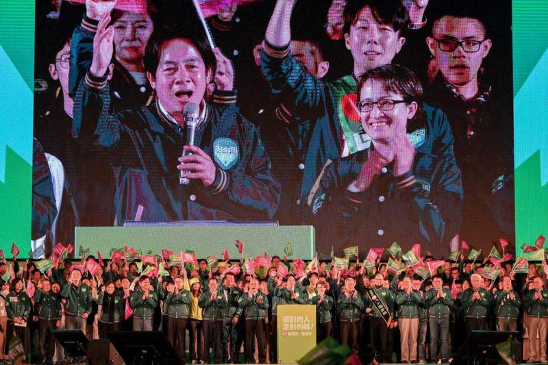 台湾执政的民进党总统候选人赖清德(左)和副手萧美琴(右)星期五(1月12日)晚间在新北板桥办的造势活动,宣称吸引超过20万人到场。(法新社)