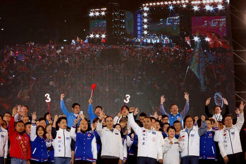 台湾在野的国民党总统候选人侯友宜(前排右五)星期五(1月12日)晚间在新北举行的选前之夜造势活动上,向支持者挥手示意。(路透社)