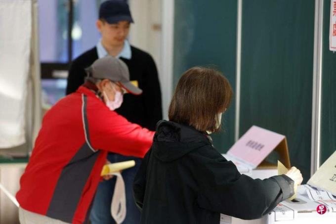 【台湾大选2024】投票开始 柯文哲一早现身投票