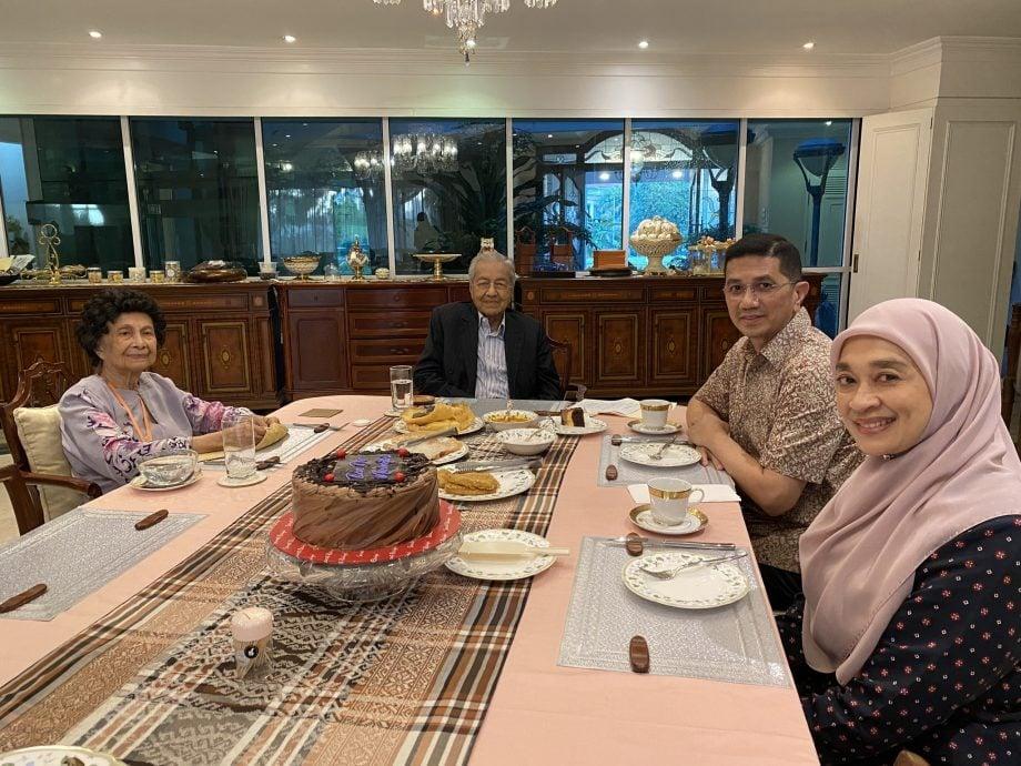 根据阿兹敏(右二)在脸书发布的照片,他在去年12月20日,也就是他前往迪拜前,和妻子珊希达(右一)一起到马哈迪(中)住家聚餐。左一为马哈迪的夫人西蒂哈斯玛。(取自阿兹敏脸书)