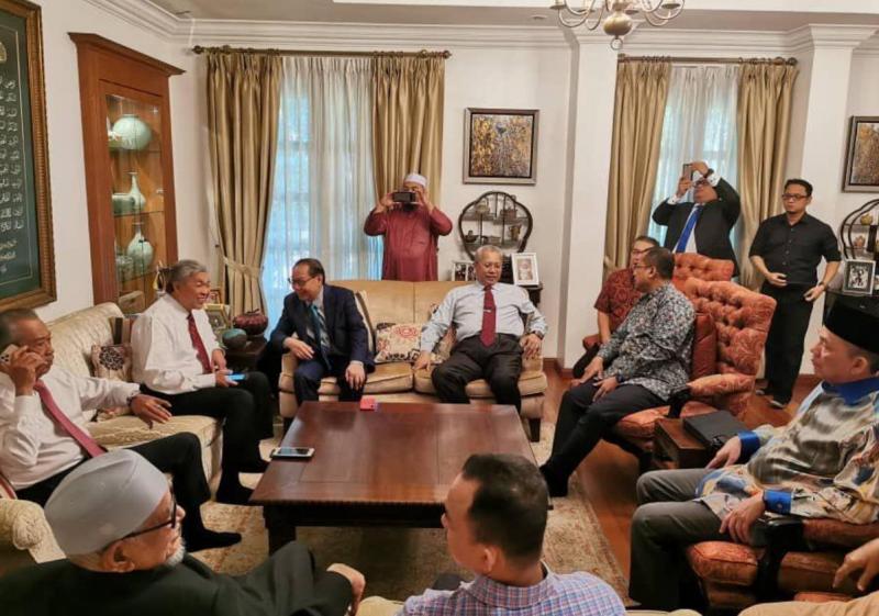 2020年2月底,发动“喜来登事件”的政党领袖聚集在慕尤丁的住家,表明支持慕尤丁出任首相。左一是慕尤丁、左二是巫统主席阿末扎希,背对镜头左一是伊斯兰党主席哈迪阿旺。(中国报档案照片)