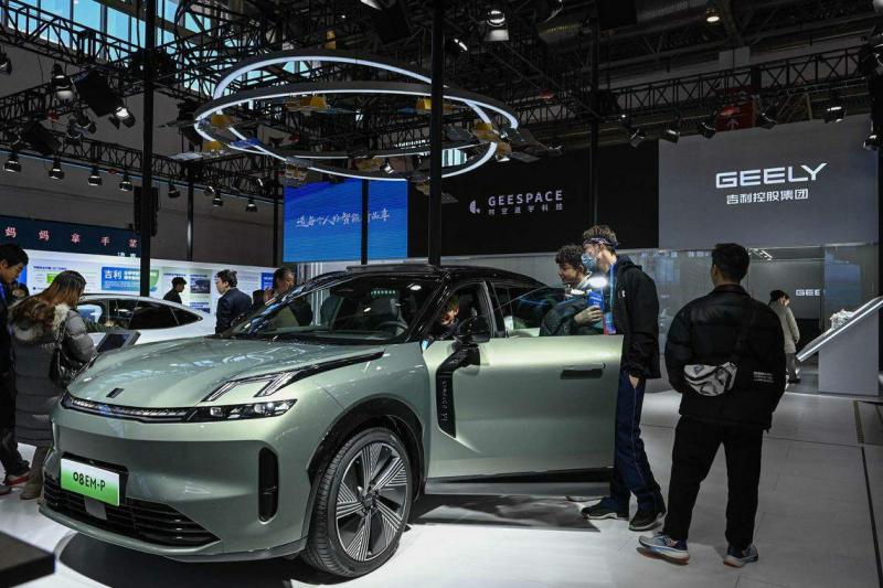 去年7月,马来西亚首相安华透露,吉利控股集团计划投资100亿美元(133亿新元),将霹雳州丹绒马林打造成当地最大汽车中心。图为吉利生产的电动汽车。(法新社)