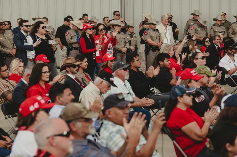 去年11月,特朗普的支持者在得克萨斯州爱丁堡靠近南部边境的地方集会,州长格雷格·阿博特在那里表示支持这位前总统的竞选。这一整年,特朗普都在巩固共和党的支持。