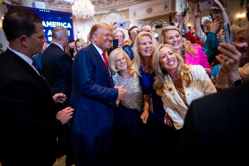 前总统特朗普在共和党总统初选的民调中遥遥领先,但就在一年前,他在一些民调中还落后于佛罗里达州州长罗恩·德桑蒂斯。