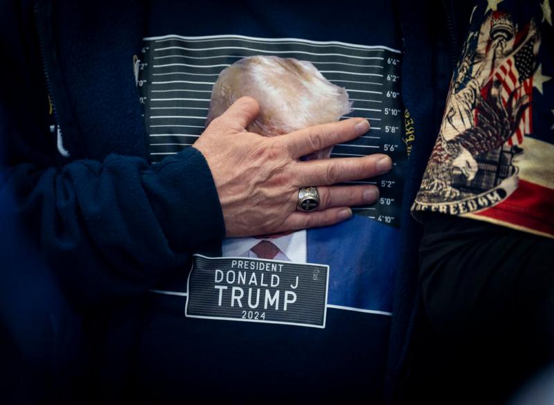 在采访中,许多受过大学教育的共和党人对于针对特朗普的刑事案件表示愤怒,称它们不公平。