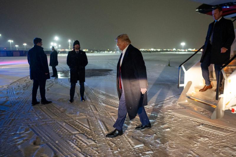 在以30个百分点的优势赢得艾奥瓦州初选后,特朗普于周一晚抵达纽约。