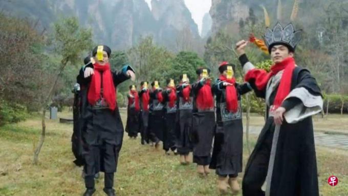 张家界武陵源区文旅局长否认出镜表演“赶尸”