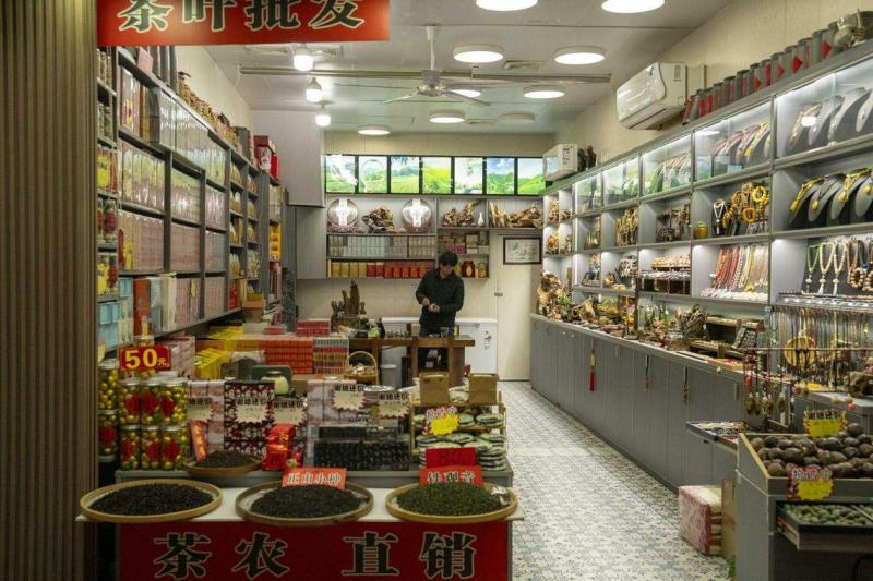 在中国经济低迷的背景下,中产阶级的家庭资产、收入都面临缩水的窘境。图为厦门一架茶叶店。(彭博社)