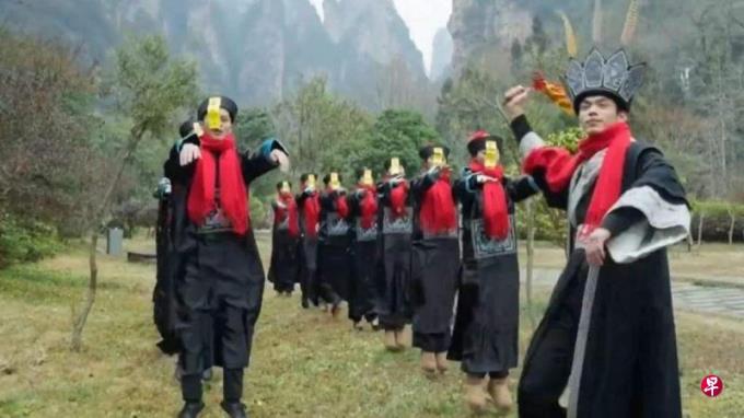 张家界“湘西赶尸”视频引争议 当地文旅局长否认出镜拍摄