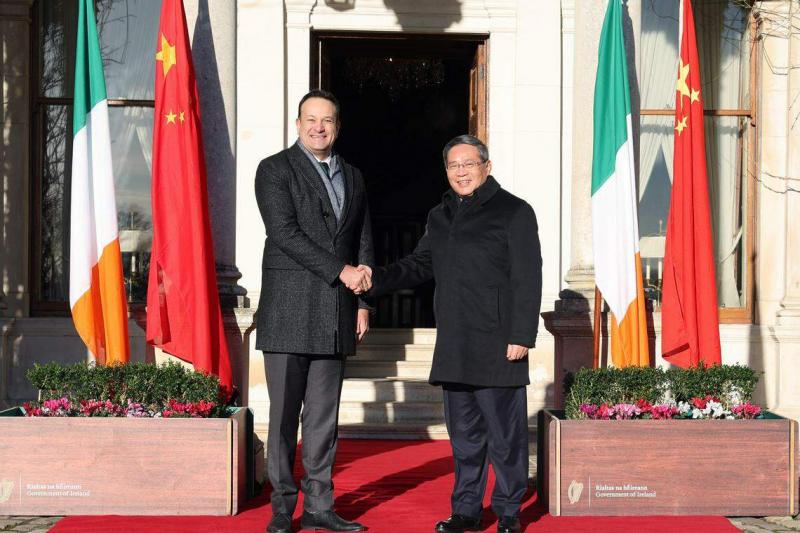 中国总理李强1月17日同爱尔兰总理瓦拉德卡举行会谈,北京在随后发出的通稿中称,瓦拉德卡表示爱尔兰“一贯恪守一个中国原则”。(新华社)