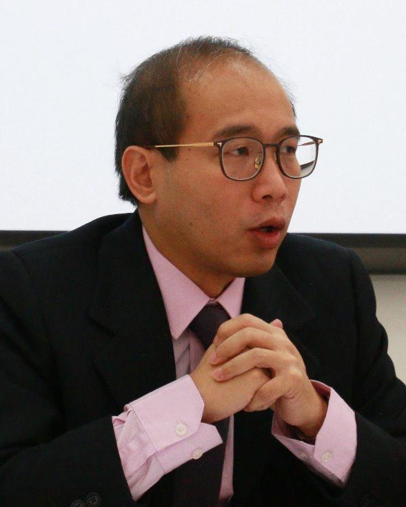 香港理工大学香港专上学院讲师陈伟强(左)指出,一些高才通申请人士拿香港身份证只是图日后出国方便。(受访者提供)