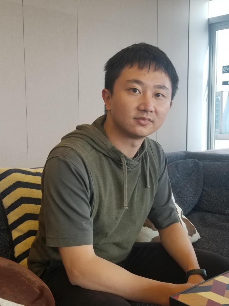 黄望玉平日除了工作,也主动参加社区义工活动,例如到沙滩清洁垃圾、上门探访独居长者。(戴庆成摄)