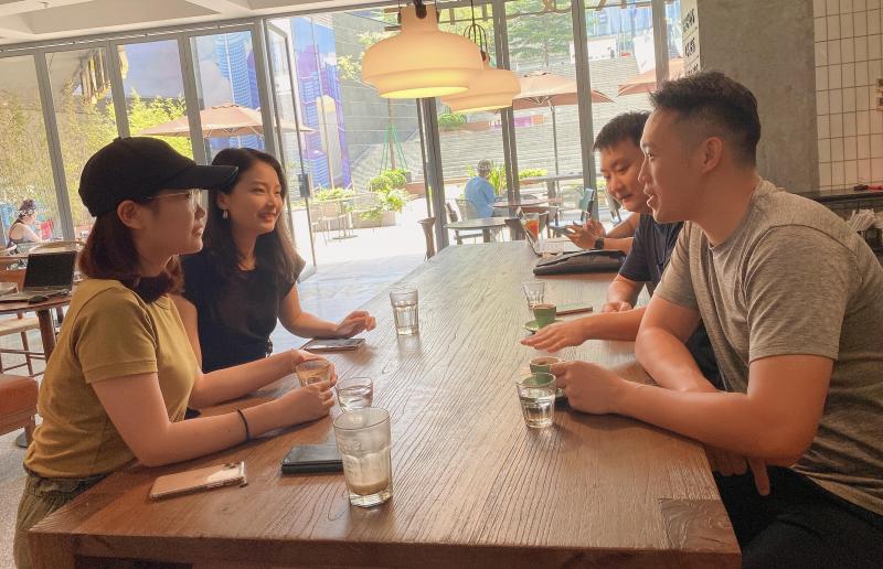 唐伊羚(左二)已经成为香港人,但仍然在深圳工作。(受访者提供)