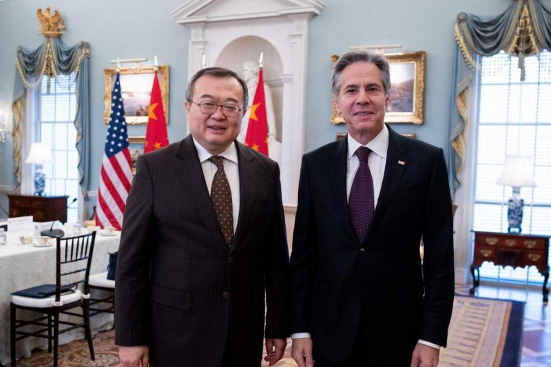 中共中央对外联络部部长刘建超1月12日在美国华盛顿与美国国务卿布林肯会面。刘建超1月8日至13日率中共代表团访问美国,分别同布林肯、美国总统国家安全事务首席副助理芬纳、民主共和两党联邦参众议员、旧金山市市长布里德以及美金融、工商、智库、媒体界人士等会见交流,出席中美1.5轨对话框架下专题座谈,在美国对外关系委员会发表演讲。(新华社)