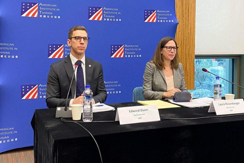 美国在台协会(AIT)主席罗森伯格(Laura Rosenberger,右)星期二(1月16日)由发言人邓艾德(Ed Dunn)陪同,在台北开记者会回应瑙鲁与台湾断交议题。(路透社)