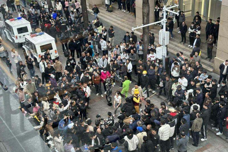 在东门进行直播的不同网红主播流动性强,有时还会聚在一起,即兴表演。(林煇智摄)