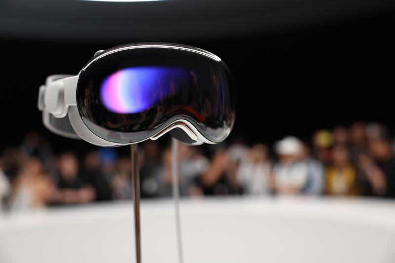 作为苹果进军MR的首款设备,Vision Pro在用料上可谓诚意十足,据传仅物料成本就高达1509美元。整个头显配备R1芯片专门处理12个摄像头、五个传感器和 六个麦克风的输入。(互联网)