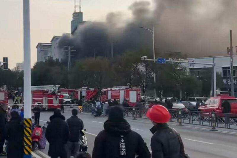 中国江西新余市渝水区一临街店铺星期三(1月24日)下午发生火灾事故。图为事故现场浓烟滚滚,好几辆消防车到现场展开灭火工作。(互联网)