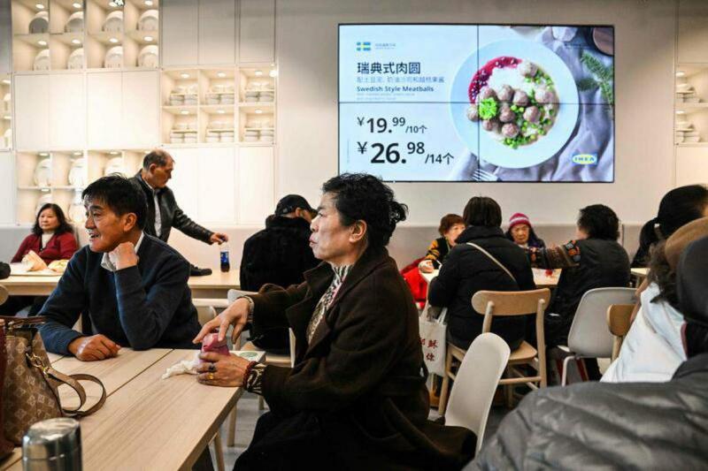 官方数据显示,2022年上海户籍的60岁及以上老年人口553多万人,占总人口近37%。图为一群老人去年12月5日在上海徐汇区宜家餐厅聚会。(法新社)