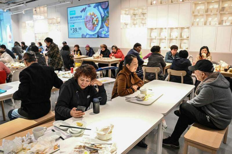 大批老年人去年12月5日在上海徐汇区宜家餐厅用餐和聊天,他们每逢星期二都会在餐厅聚会。(法新社)