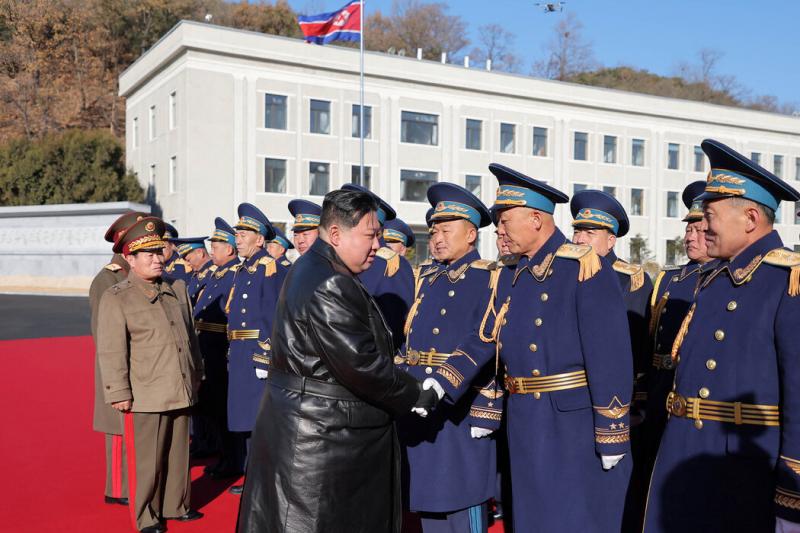 朝鲜官方新闻发布的一张照片显示,该国领导人金正恩上月视察军队。
