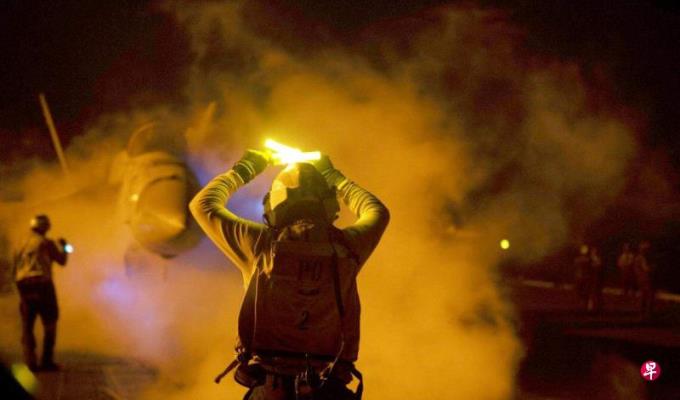 苏伊士运河运输量大减四成 北京施压伊朗制止胡塞