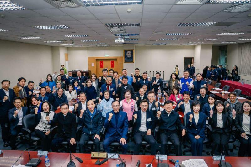 台湾最大在野党国民党星期二(1月23日)举行新科立委座谈,展现团结力量。第一排左三为立法院长候选人韩国瑜。(国民党提供)