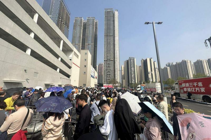 深圳开市客开幕当天,数千名公众不惜顶着大太阳,在户外排队三小时等待进场。(林煇智摄)