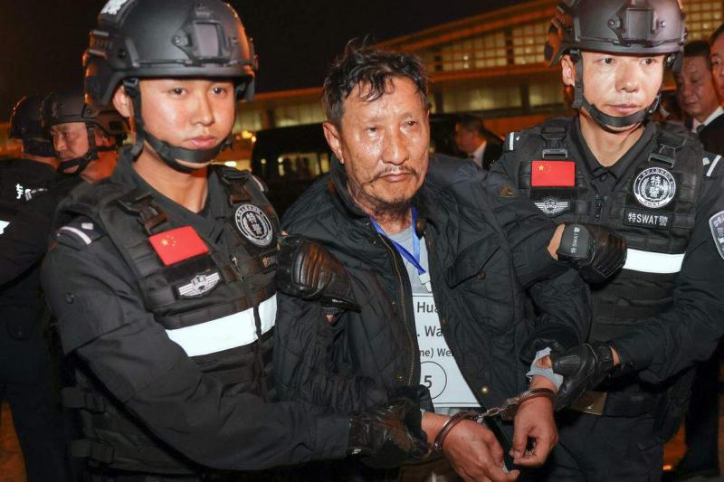 魏怀仁,为果敢自治区1006边防营监察委员会主席,他控制了缅甸政府军果敢边防营。
   (新华社)