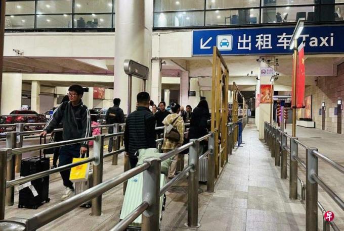 上海浦东机场禁网约车引争议 官方五天后即收回成命