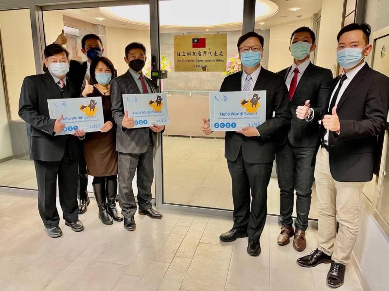 台湾驻立陶宛代表处2021年11月正式挂牌成立。首任台湾驻立陶宛代表黄钧耀(右三)出席挂牌仪式。(台湾外交部官网)