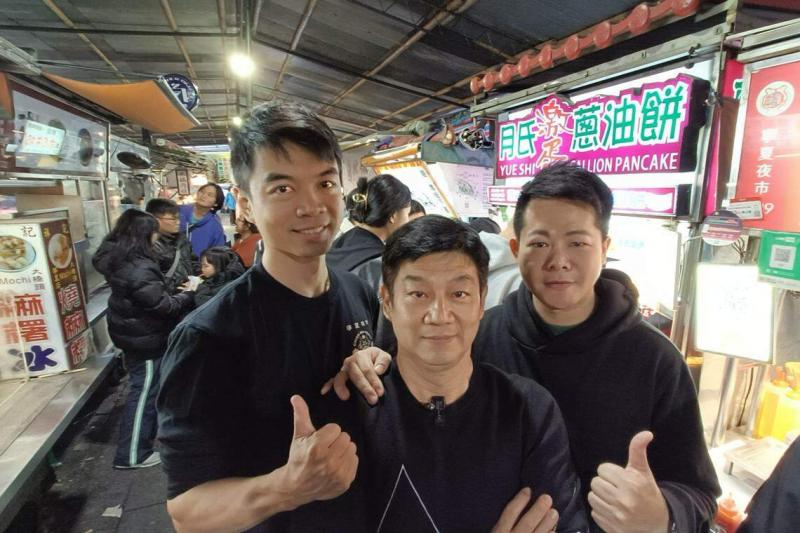 三名有着硕士学历的夜市达人,期待将台湾夜市美食发扬光大。左起为宁夏夜市“千岁宴”负责人林家乐、台湾夜市商圈产业工会总会长林定国、宁夏夜市“月氏激蛋葱油饼”摊主陈彦同。(温伟中摄)