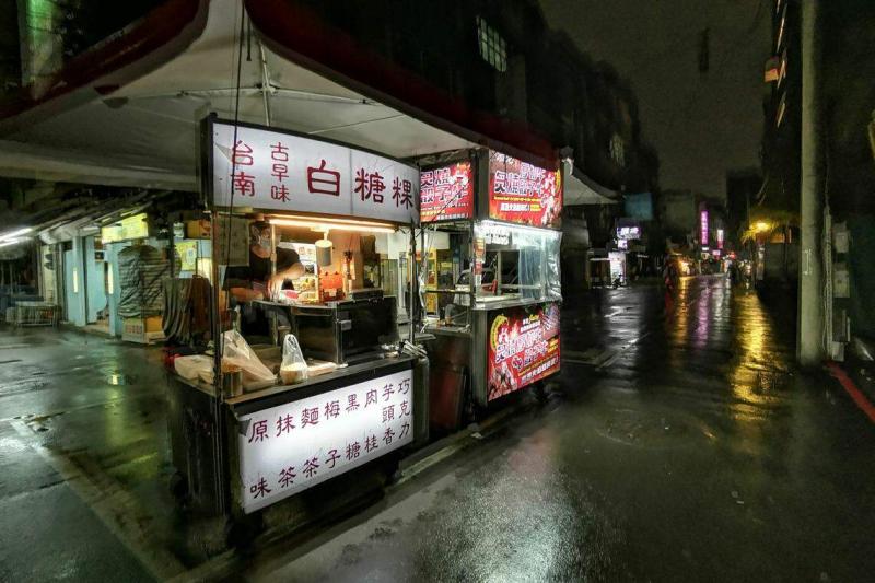 《联合早报》记者2021年5月31日疫情高峰时走访饶河夜市,当时400个路边摊贩自主休市,只剩下一名摊贩一人打理两摊。(档案照片)