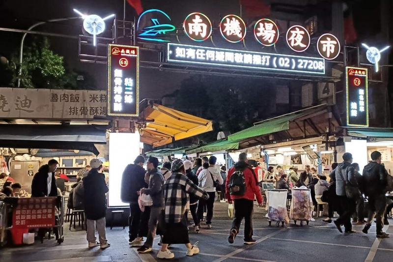台北万华老街的南机场夜市在疫情中加强环保,提升夜市整洁度,也凭着富有眷村风情的平价美食,吸引各方饕客到访。(温伟中摄)