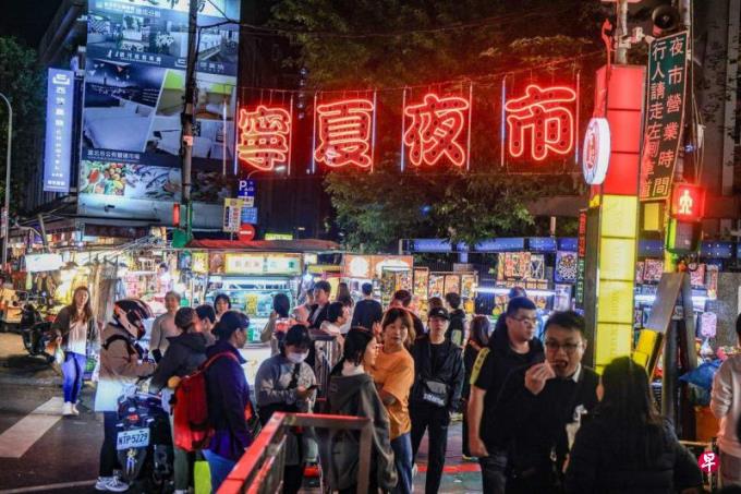 台湾夜市疫后复苏 人潮不逊疫前荣景