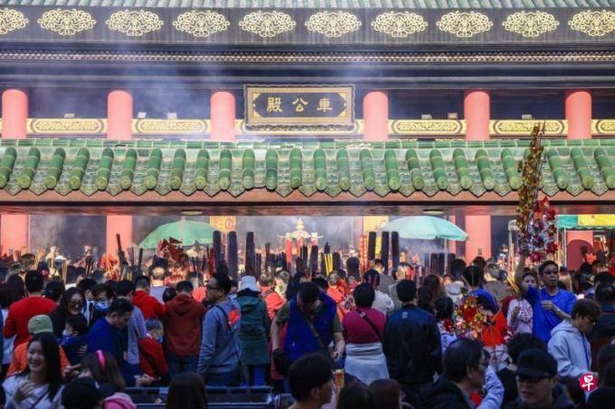 港台求签求运势 分别得中签和下签